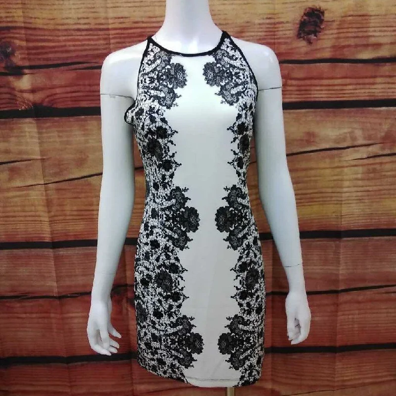 B. DARLIN WHITE BLACK FLORAL DRESS SIZE 11/12 TCC Crew Neckline Sporty