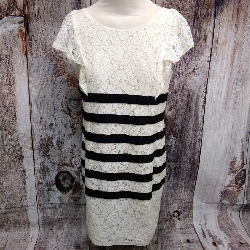 BCBG MAXAZRIA BLACK WHITE LACE DRESS SIZE 10 TCC Tunics Stylish modern
