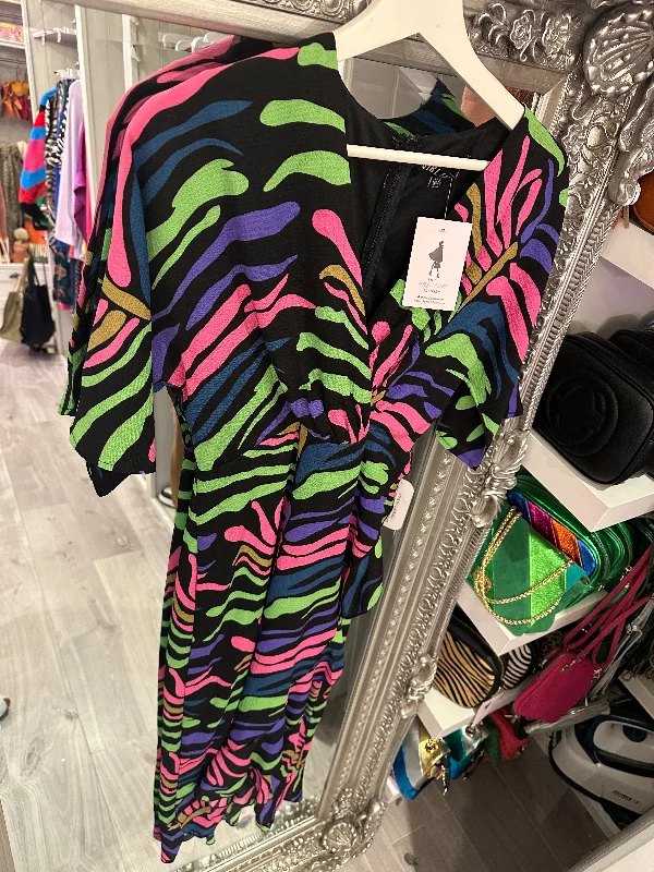 Girl in mind pattern dress