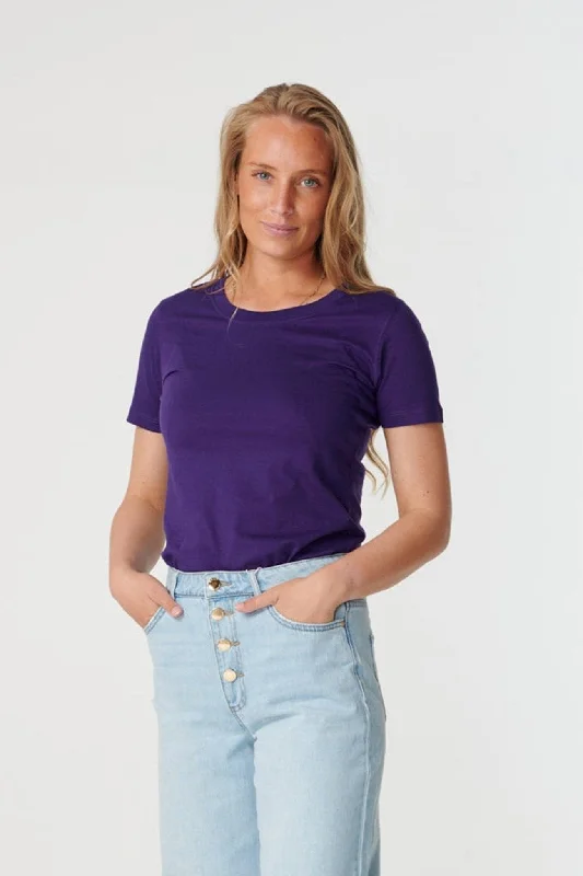 Fitted t-shirt - Lilla Welt Pockets Slit Pockets